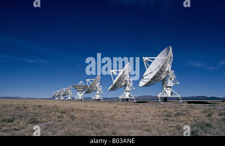 Il gigante radio telescopi del molto grande schiera VLA in pianure erbose di Central New Mexico vicino a Socorro nel Nuovo Messico Foto Stock