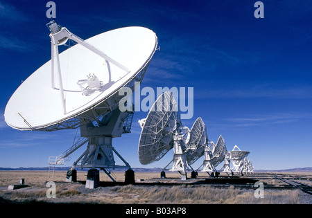 Il gigante radio telescopi del molto grande schiera VLA in pianure erbose di Central New Mexico vicino a Socorro nel Nuovo Messico Foto Stock