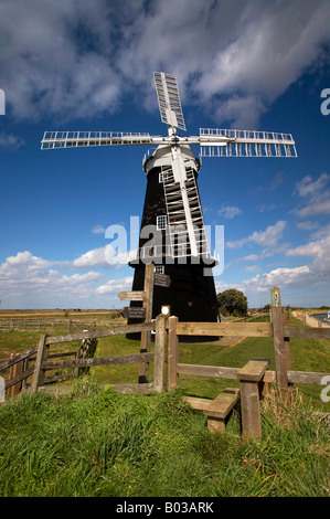 Recentemente ristrutturato il bracci Berney windmill & sentiero pubblico segno sulla Halvergate paludi, Norfolk Broads. Foto Stock