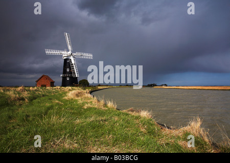 Recentemente ristrutturato il bracci Berney mulino a vento sulla Halvergate paludi, Norfolk Broads Foto Stock