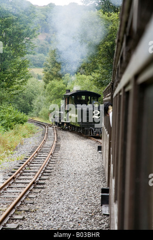 Locomotiva carrelli di trascinamento sul Brecon ferrovia di montagna in Galles Foto Stock