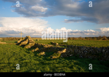 Croce e rimane del vecchio sito di St Benets Abbey su Norfolk Broads Foto Stock