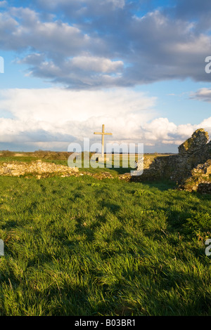 Croce e rimane del vecchio sito di St Benets Abbey su Norfolk Broads Foto Stock