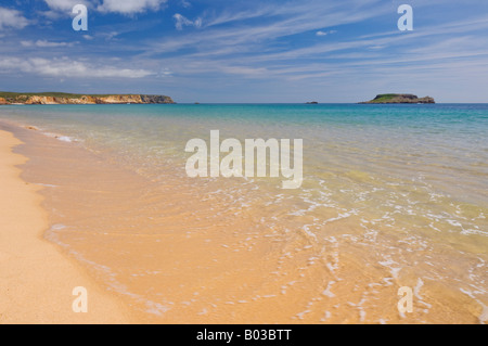 Sabbia dorata e acque limpide della spiaggia di Martinhal Sagres Algarve Portogallo UE Europa Foto Stock