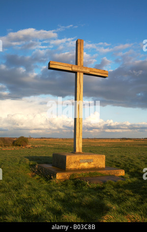 Croce con le parole La pace scritta sulla marcatura della ex sito dell'Altare Maggiore presso il St Benets Abbey su Norfolk Broads Foto Stock