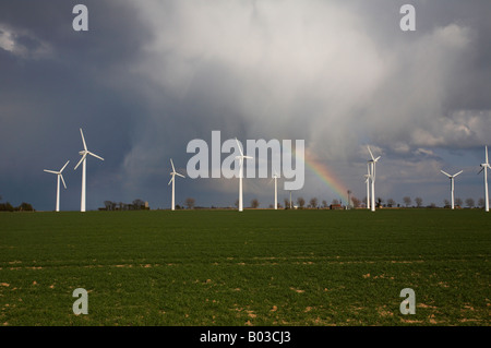 Winterton Wind Farm in campagna di Norfolk & rainbow Foto Stock