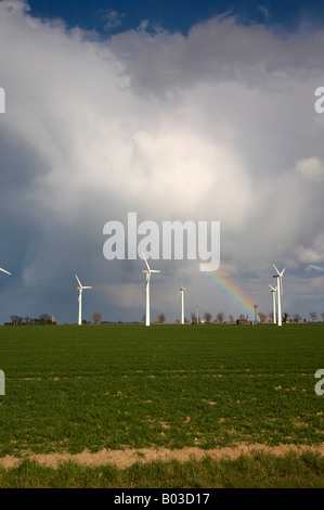 Winterton Wind Farm in campagna di Norfolk & rainbow Foto Stock