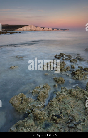 Dolce luce sui sette sorelle scogliere dell'East Sussex coast in Inghilterra Foto Stock