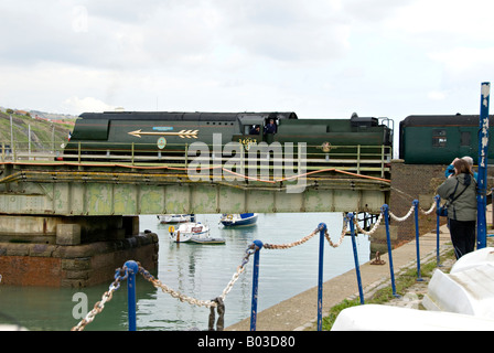 Una carta di vapore il treno diretto da 34067 'Tangmere' attraversa lo storico ponte girevole a Folkestone Harbour. Foto Stock