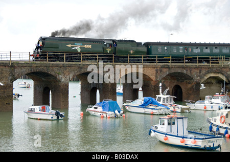 Una carta di vapore il treno diretto da 34067 'Tangmere' lasciando Folkestone Harbour. Foto Stock