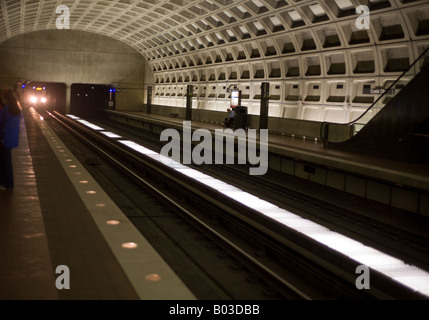 Washington Metrorail Stazione della metropolitana treno in arrivo un treno entra nella stazione il mute luce di Washington alla metropolitana Foto Stock