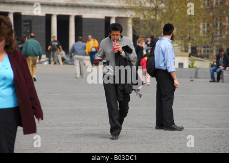 Camminare e mangiare Foto Stock