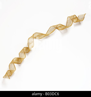 Nastro color oro si arriccia su sfondo bianco Foto Stock