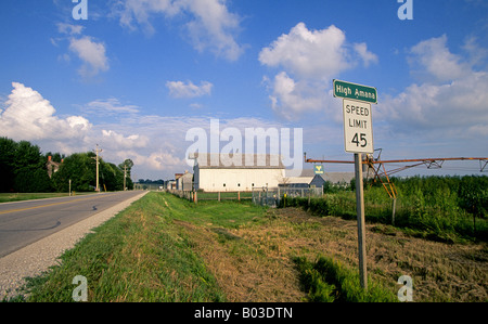 Una strada corre in alto Amana uno dell'Amana colonie in fattoria paese dell America Centrale Foto Stock