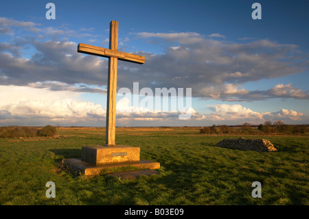 Croce con le parole La pace scritta sulla marcatura della ex sito dell'Altare Maggiore presso il St Benets Abbey su Norfolk Broads Foto Stock