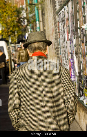 Uomo in Brick Lane, Londra Foto Stock