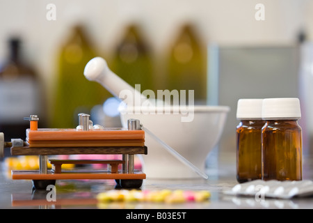 Tutte le attrezzature necessarie per la produzione di droghe e farmaci in forma di capsule Foto Stock