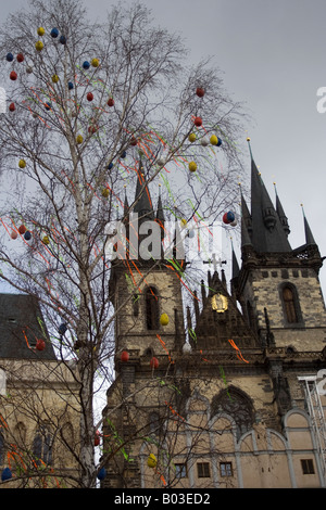 Decorazioni di pasqua davanti alla chiesa di Nostra Signora, Praga, Repubblica Ceca Foto Stock