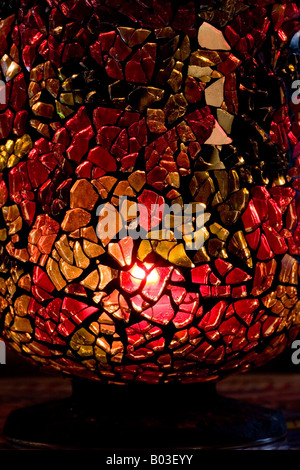 A casa ed artigianali Natale colorate vaso di vetro con candela Foto Stock