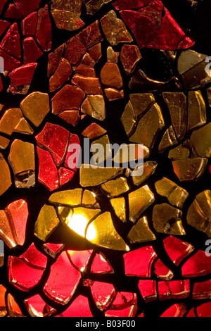 A casa ed artigianali Natale colorate vaso di vetro con candela Foto Stock