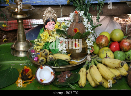 Piccolo idolo di dea Gauri tra pooja offerte per nella parte anteriore di una gigantesca statua Ganesh , Ganesh Chaturthi festival , India Foto Stock