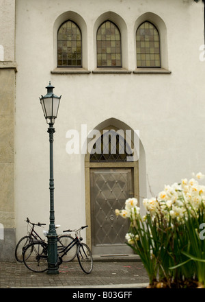 Biciclette appoggiata contro una tradizionale lampada posta nella città vecchia di Zurigo Foto Stock