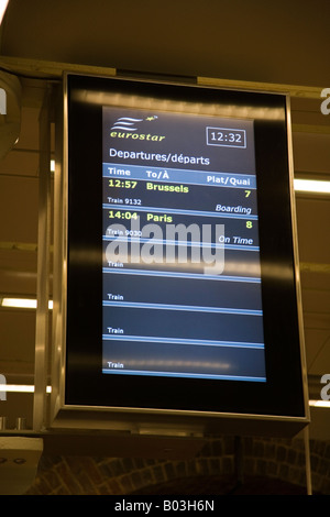 Eurostar in partenza avviso display monitor a Kings Cross Saint Pancras International Station. Londra. Regno Unito Foto Stock