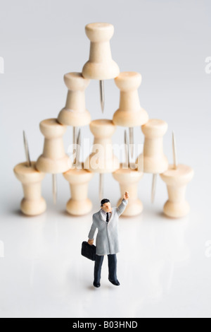 Imprenditore figurina in piedi con chiodini Foto Stock