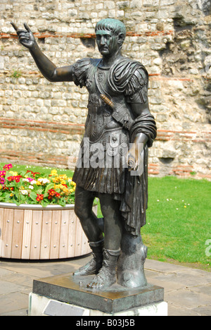 Statua di bronzo di imperatore romano Traiano London Wall Tower Hill Foto Stock