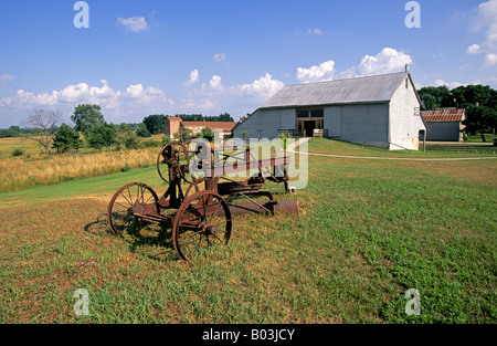 Una vista di vecchie attrezzature agricole e da un fienile in una fattoria nell'Amana colonie, Iowa Foto Stock