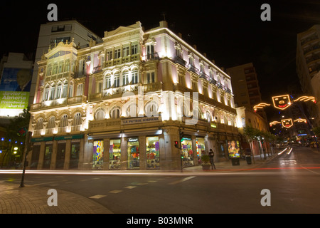 Elegante edificio di Puerta de Purchena, un incrocio occupato nella città di Almeria Costa de Almeria, provincia di Almeria Foto Stock