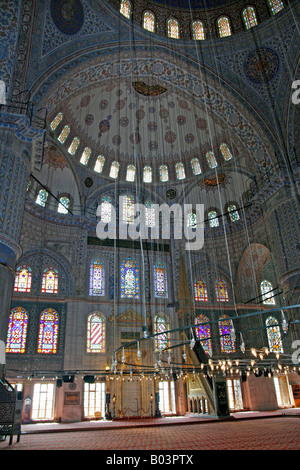 Il vetro colorato e sfolgorante tilework nella Moschea Blu di Istanbul con il mihrab e mimbar pulpito di parete di fondo Foto Stock