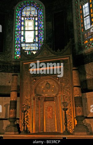 Il mihrab nicchia indicante la direzione della Mecca e alcune finestre di vetro macchiate di Aya Sofya Istanbul Turchia Foto Stock