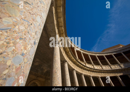 Colonne nella circolare del cortile di Palazzo di Carlo V (Palacio de Carlos V), Alhambra (Alhambra) Foto Stock