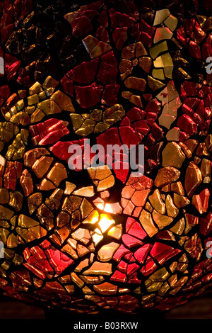 A casa ed artigianali Natale colorate vaso di vetro con candela Foto Stock