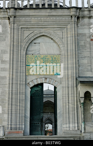 La calligrafia dorato al di sopra del portale nord-est per il cortile interno della Moschea Blu Istanbul Turchia Foto Stock