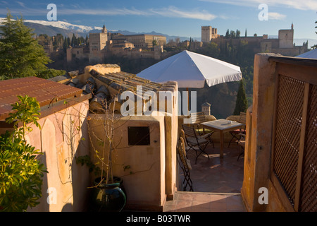 Restaurante Mirador nel quartiere Albayzin con vedute dell'Alhambra di Granada, provincia di Granada, Andalusia Foto Stock