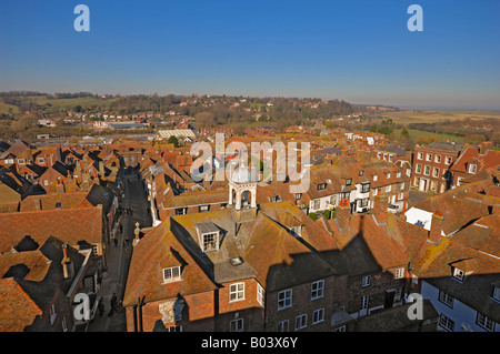 Vista panoramica che mostra il vecchio tetto street scene vecchi edifici medievali nella storica citidel in cinque cinque port Segala East Sussex Foto Stock