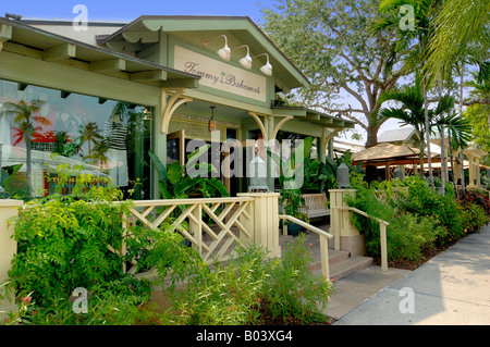 Caffè bar ristorante tommy bahama's boutique tavolo sedie ombrellone ombrellone in angolo appartato napoli florida fl america usa Foto Stock