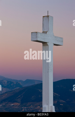 Gran croce bianca (Cruz del Castillo) al Castillo de Santa Catalina al tramonto, città di Jaen, provincia di Jaén, Andalusia Foto Stock