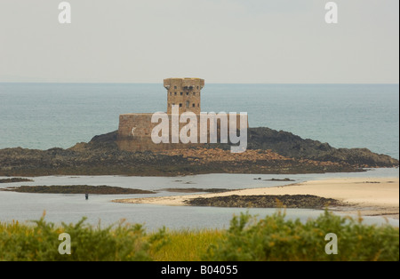 Martello Tower sulla costa di Jersey, nel Canale della Manica Foto Stock