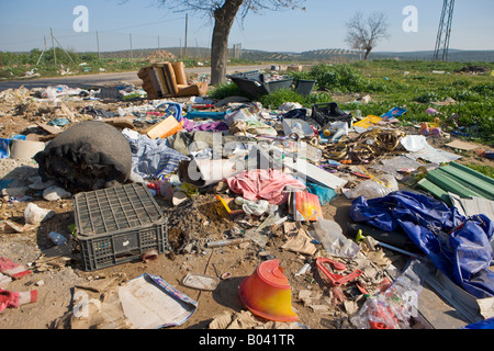 Garbage/inquinamento lungo una strada di campagna in provincia di Jaén, Andalusia (Andalucia), Spagna, Europa. Foto Stock