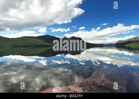 Sommerclouds e cime della Stora Sjoefallet NP con lago Langas, Patrimonio Mondiale Laponia, Lapponia, Svezia Foto Stock