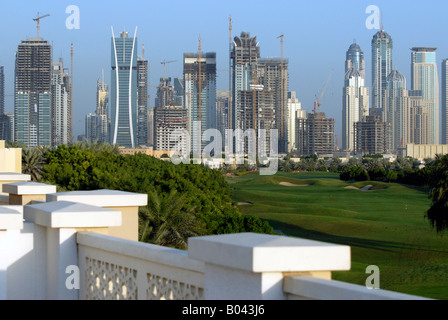 Vista su Montgomerie Campo da golf del grattacielo di Dubai skyline di costruzione nei primi giorni di sole al mattino Foto Stock