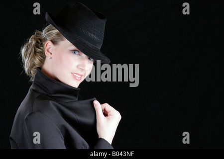 Ritratto di una giovane donna con sfondo nero Porträt einer jungen Frau vor schwarzem Hintergrund Foto Stock
