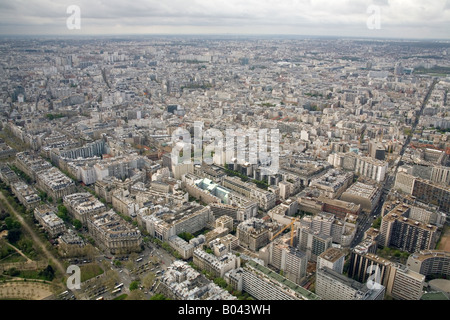 Il sud della vista dalla cima della Torre Eiffel Parigi Francia. Foto Stock