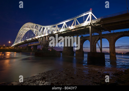 L'impianto di Runcorn e Widnes Transporter Bridge sul fiume Mersey, Runcorn, Cheshire, Inghilterra, Regno Unito Foto Stock