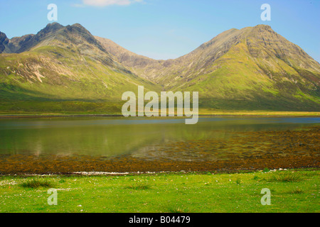 Red Cuillins e Loch Slapin visto dalla spiaggia vicino Torrin a bassa marea Isola di Skye Highlands occidentali della Scozia UK Foto Stock