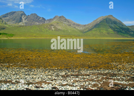 Red Cuillins e Loch Slapin visto dalla spiaggia vicino Torrin a bassa marea Isola di Skye Highlands occidentali della Scozia UK Foto Stock