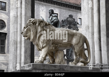 Statua di Lion, Odeonsplatz, Monaco di Baviera, Germania Foto Stock
